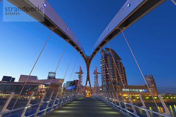 Lowry Bridge  Brücke in der Abenddämmerung  Salford Quays  Manchester  England  Großbritannien  Europa