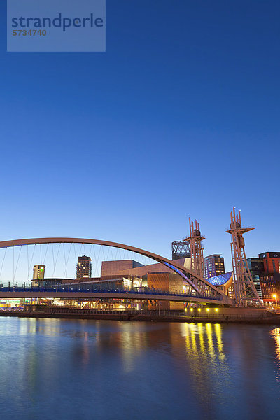 Lowry Bridge  Brücke in der Abenddämmerung  Salford Quays  Manchester  England  Großbritannien  Europa