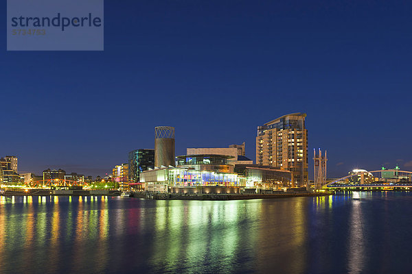 Lowry Theater  beleuchtet in der Dämmerung  Salford Quays  England  Großbritannien  Europa