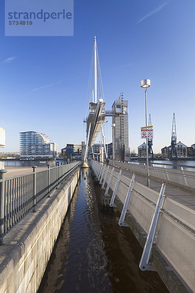 Die Brücke Royal Victoria Dock Bridge  London  England  Großbritannien  Europa