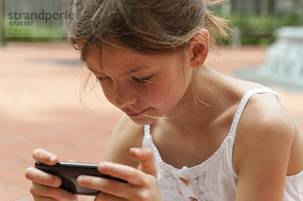 Mädchen spielen mit dem Smartphone