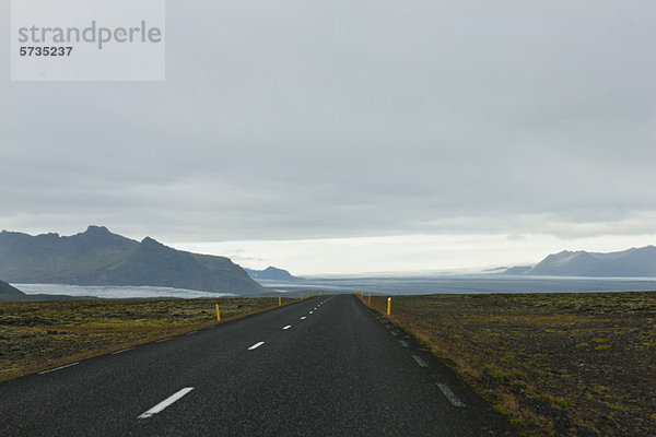 Straße durch die Gletscherlandschaft  Island