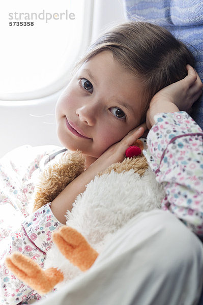 Mädchen mit Plüschtier im Flugzeug  Portrait