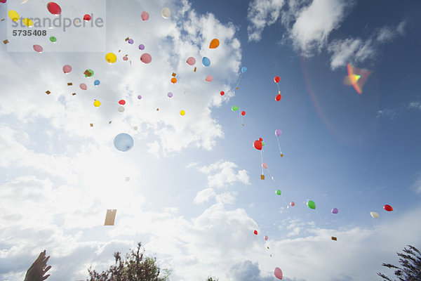 Luftballons schweben in Richtung Himmel