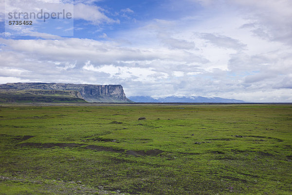 Landschaft mit Felsen in der Ferne  Island