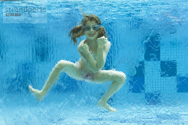 Mädchen schwimmen unter Wasser im Schwimmbad