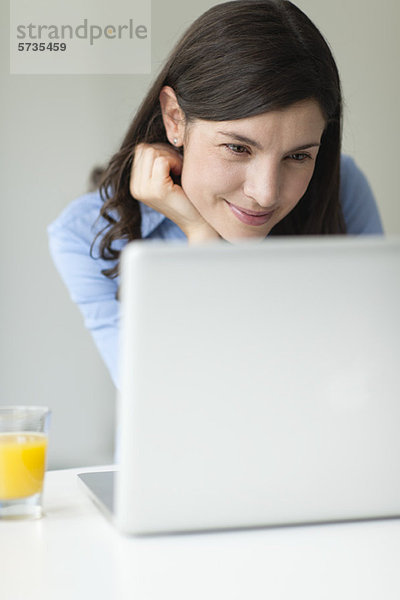 Mid-Erwachsene Frau mit Laptop-Computer