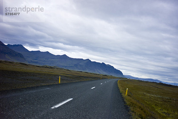 Island  Straße durch die Landschaft