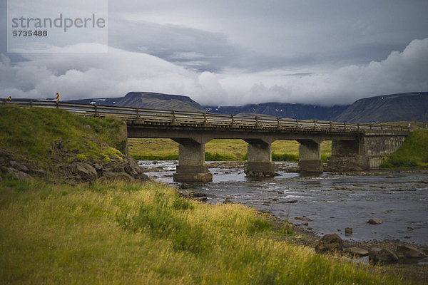 Island  Brücke über den Fluss