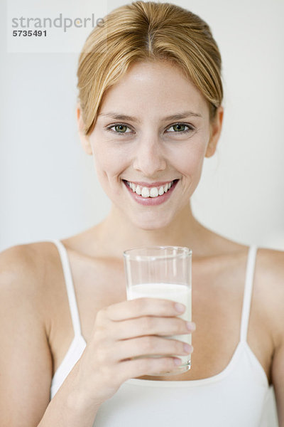 Junge Frau mit Milchglas  Portrait