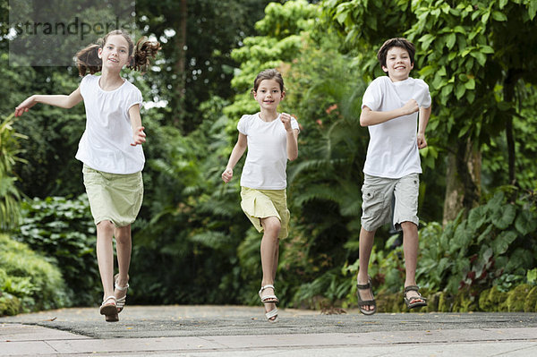 Kinder beim Laufen im Freien