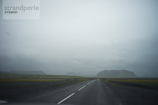 Island  Straße durch neblige Landschaft