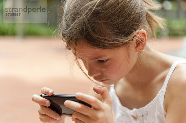 Mädchen spielen mit dem Smartphone