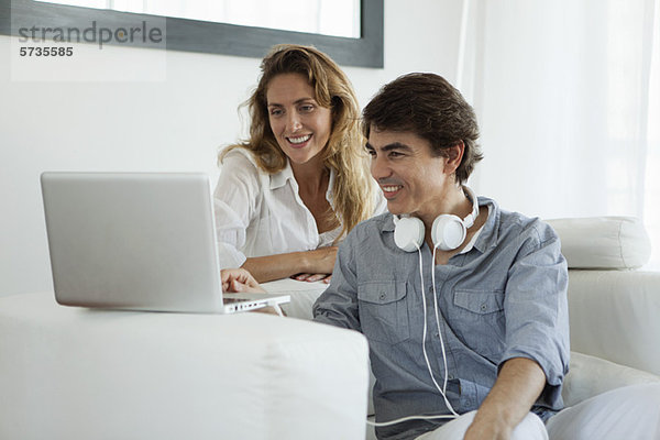 Paar schaut auf Laptop-Computer