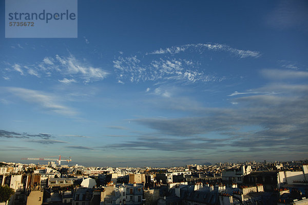 Blauer Himmel über den Dächern  Paris  Frankreich