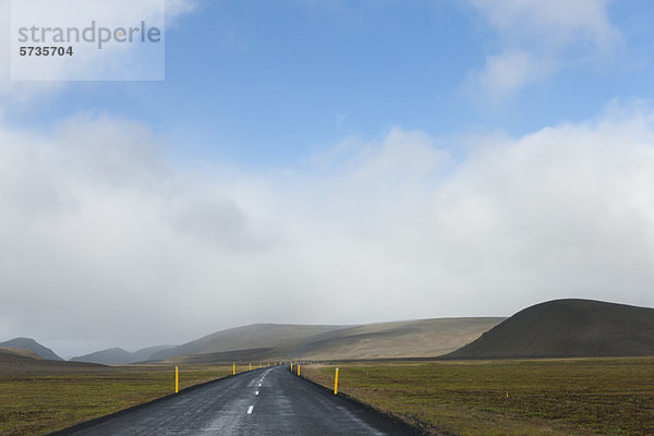 Island  Straße durch karge Landschaften