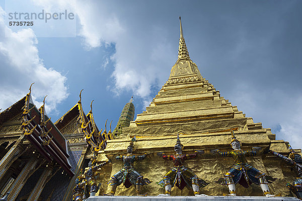 Karyatide am Gold-Chedi  Dämonen-Figuren  Wat Phra Kaeo oder Tempel des Smaragd-Buddha  Großer Palast oder Königspalast  Bangkok  Thailand  Asien