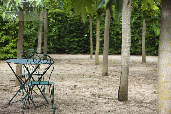 Tisch und Stühle im Park