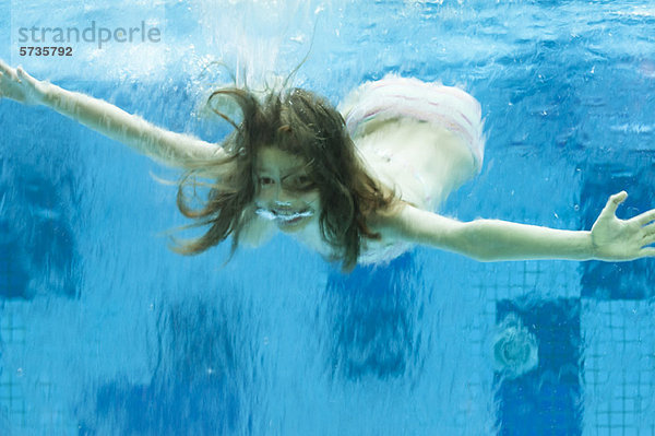 Mädchen schwimmen unter Wasser im Schwimmbad