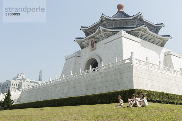 Kinder sitzen auf Gras bei Chiang Kai-shek Memorial Hall  Taipeh  Taiwan
