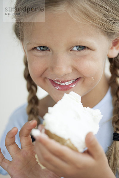 Mädchen essen Kuchen  Portrait