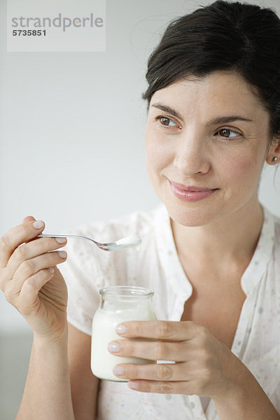 Mittlere Erwachsene Frau beim Joghurtessen  Porträt