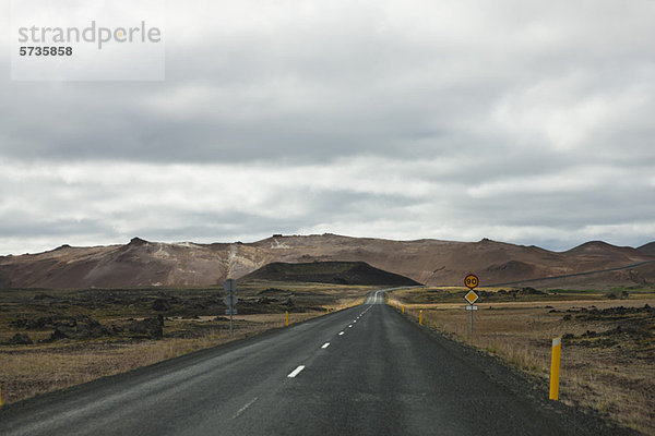 Straßenwindung durch karge Landschaft  Island