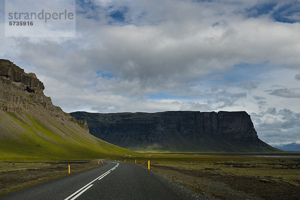 Island  Straße entlang der Klippen