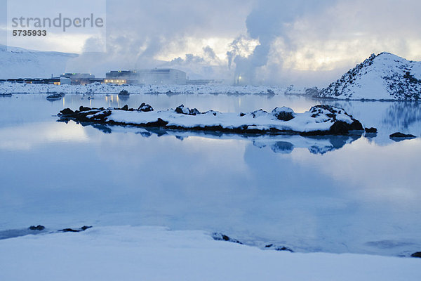 Island  Halbinsel Reykjanes  Blue Lagoon Geothermal Spa  Geothermiekraftwerk im Hintergrund