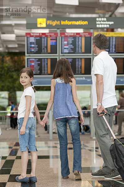 Familie bei der Ankunft Abfahrt am Flughafen