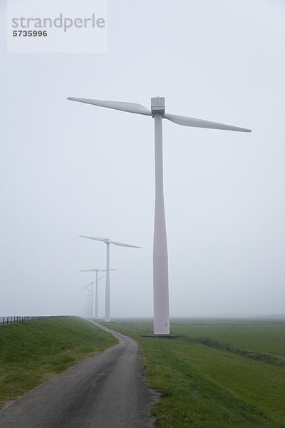Windkraftanlagen entlang des Feldweges
