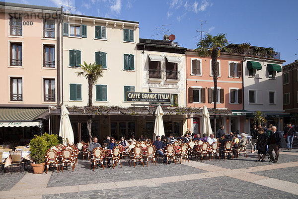 StraßencafÈ an der Piazza Castello  Sirmione  Lombardei  Italien  Europa  ÖffentlicherGrund