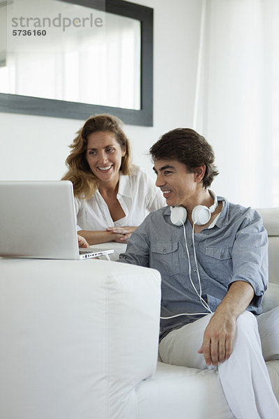 Paar schaut auf Laptop-Computer