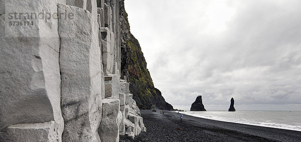 Island  Vik  Basaltsäulen und schwarzer Sandstrand