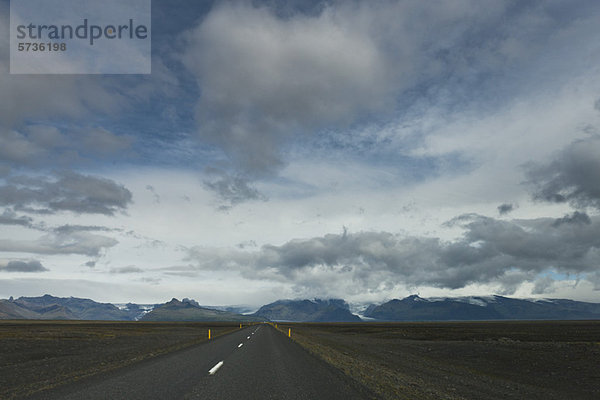 Straße durch karge Landschaft  Island