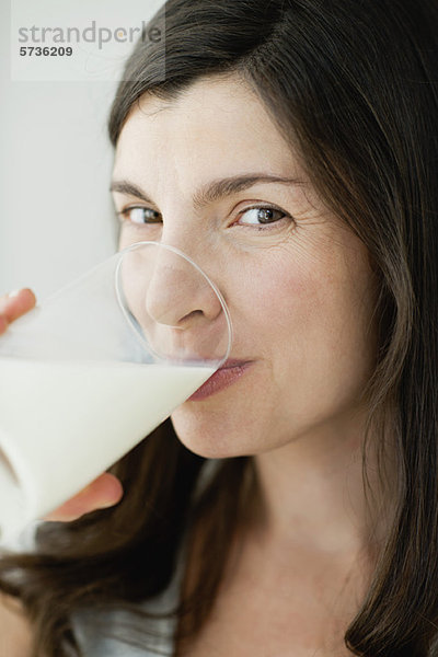 Mittlere Erwachsene Frau trinkt ein Glas Milch