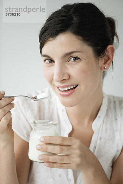 Mittlere Erwachsene Frau beim Joghurtessen  Porträt