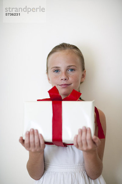 Mädchen mit verpacktem Geschenk