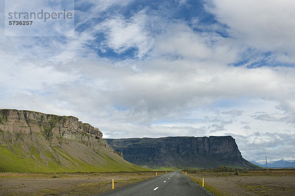 Island  Straße entlang der Klippen