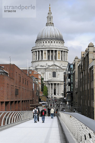 Millenium Bridge und St. Paul's Cathedral in London  England  Großbritannien  Europa