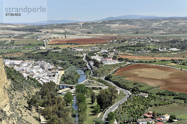 Blick von der Plaza del Cabildo ins Tal auf die Sierra Grazalema  Arcos de la Frontera  Provinz Cadiz  Andalusien  Spanien  Europa