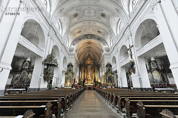 Innenansicht  Mittelschiff  Basilika und Wallfahrtskirche St. Anna  Altötting  Bayern  Deutschland  Europa