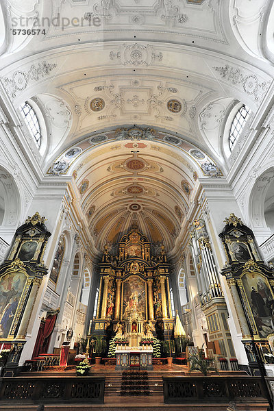 Innenansicht  Altarbereich  Basilika und Wallfahrtskirche St. Anna  Altötting  Bayern  Deutschland  Europa
