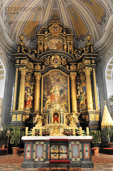 Innenansicht  Altar  Altarbereich  Basilika und Wallfahrtskirche St. Anna  Altötting  Bayern  Deutschland  Europa
