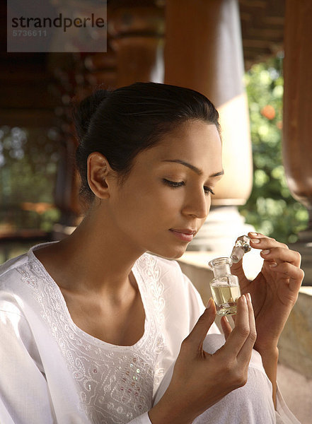 Aromatherapie  Woman smelling perfume