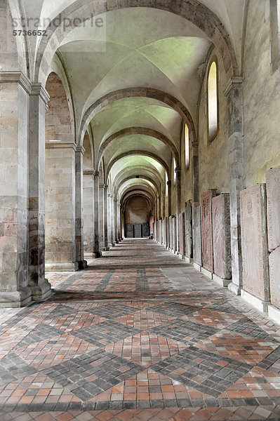 Seitengang  Basilika  Klosterkirche  Gründungsjahr 1136  Kloster Eberbach  Eltville am Rhein  Rheingau  Hessen  Deutschland  Europa