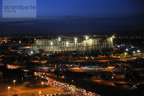 Nächtlich beleuchtete Baustelle des Fußballstadions für die Fußball-WM 2014  Brasilia  DF  Brasilien