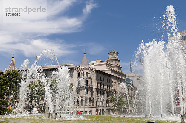 Springbrunnen  Placa de Catalunya  auch Katalonienplatz  Stadtzentrum  Barcelona  Katalonien  Spanien  Europa