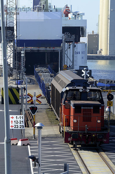 Entladen mit Lokomotive  Fährhafen in Ystad  SkÂne  Schweden  Europa