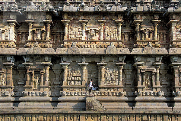Priester  Fassade  Brihadisvara-Tempel  UNESCO-Weltkulturerbe  Gangaikonda Cholapuram oder Gangaikondacholapuram  Tamil Nadu  Südindien  Indien  Asien